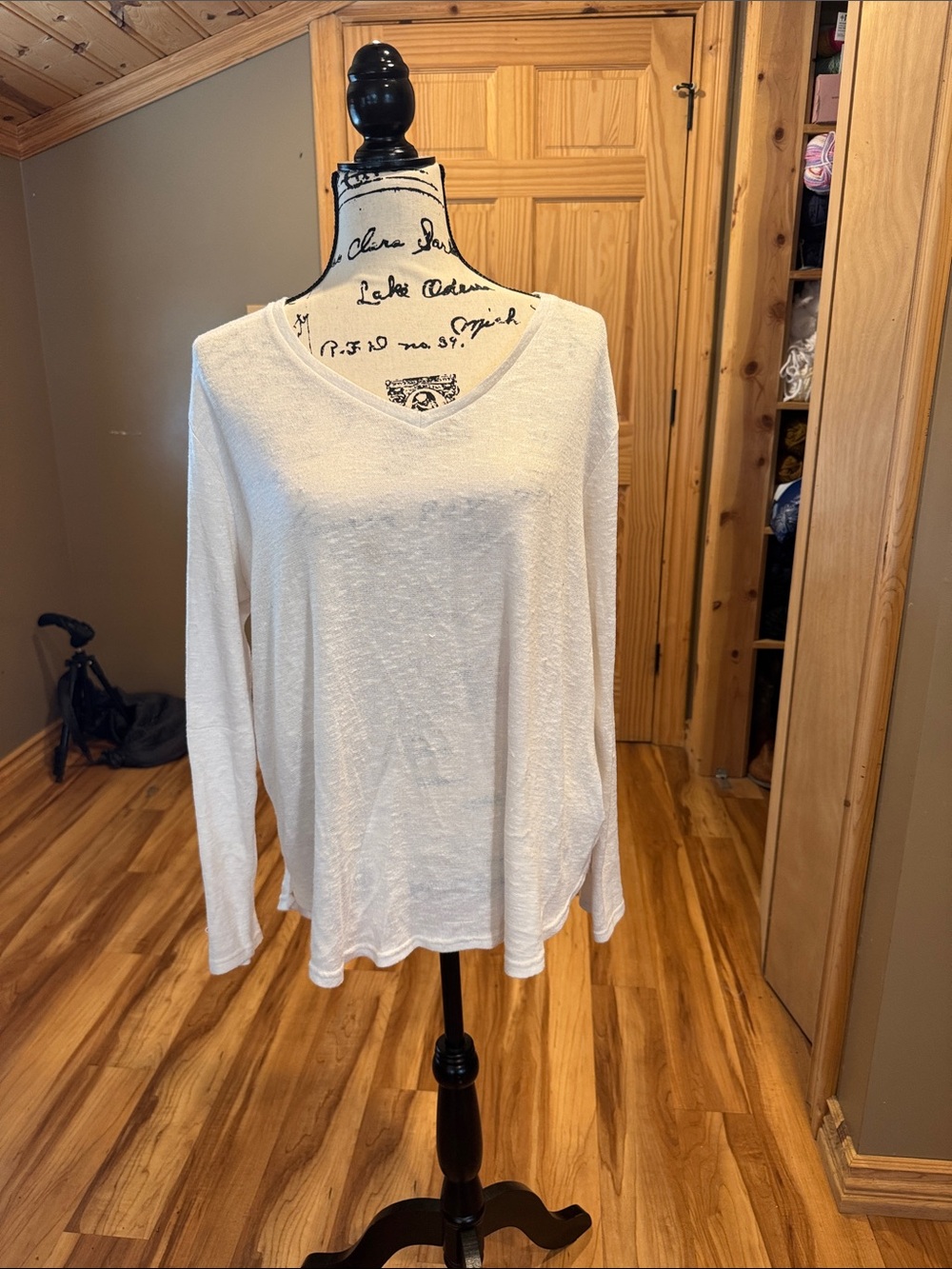 Faded Glory Ivory V-Neck Long Sleeve Top